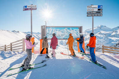 Skieurs devant le plan des pistes de Tignes